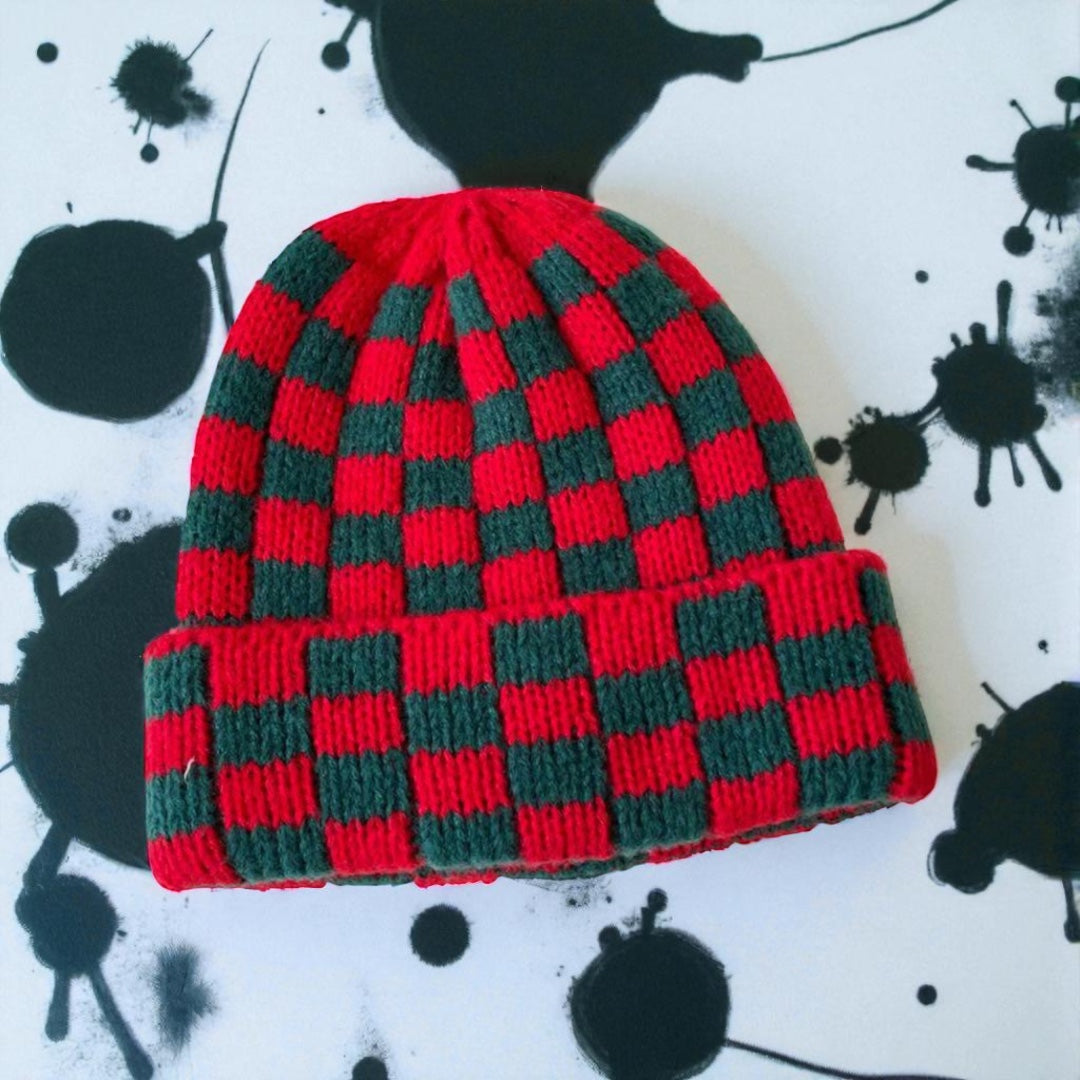 Optical Funk Checkerboard Knit Beanie – Double-Layer Retro Cool (RED/GREEN)