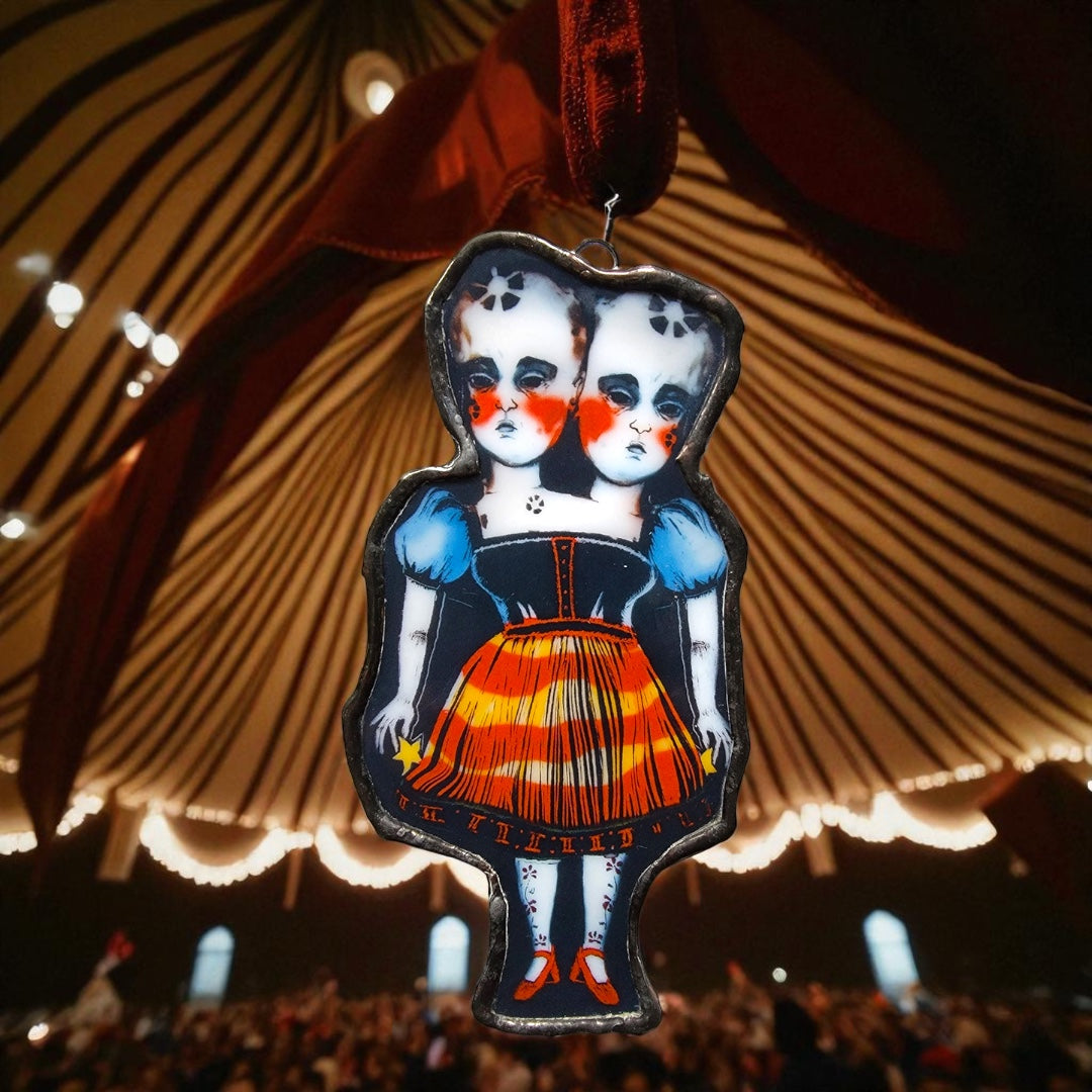 🎪 “The Marvelous Siamese Sisters” – Vintage Circus Glass Art Ornament