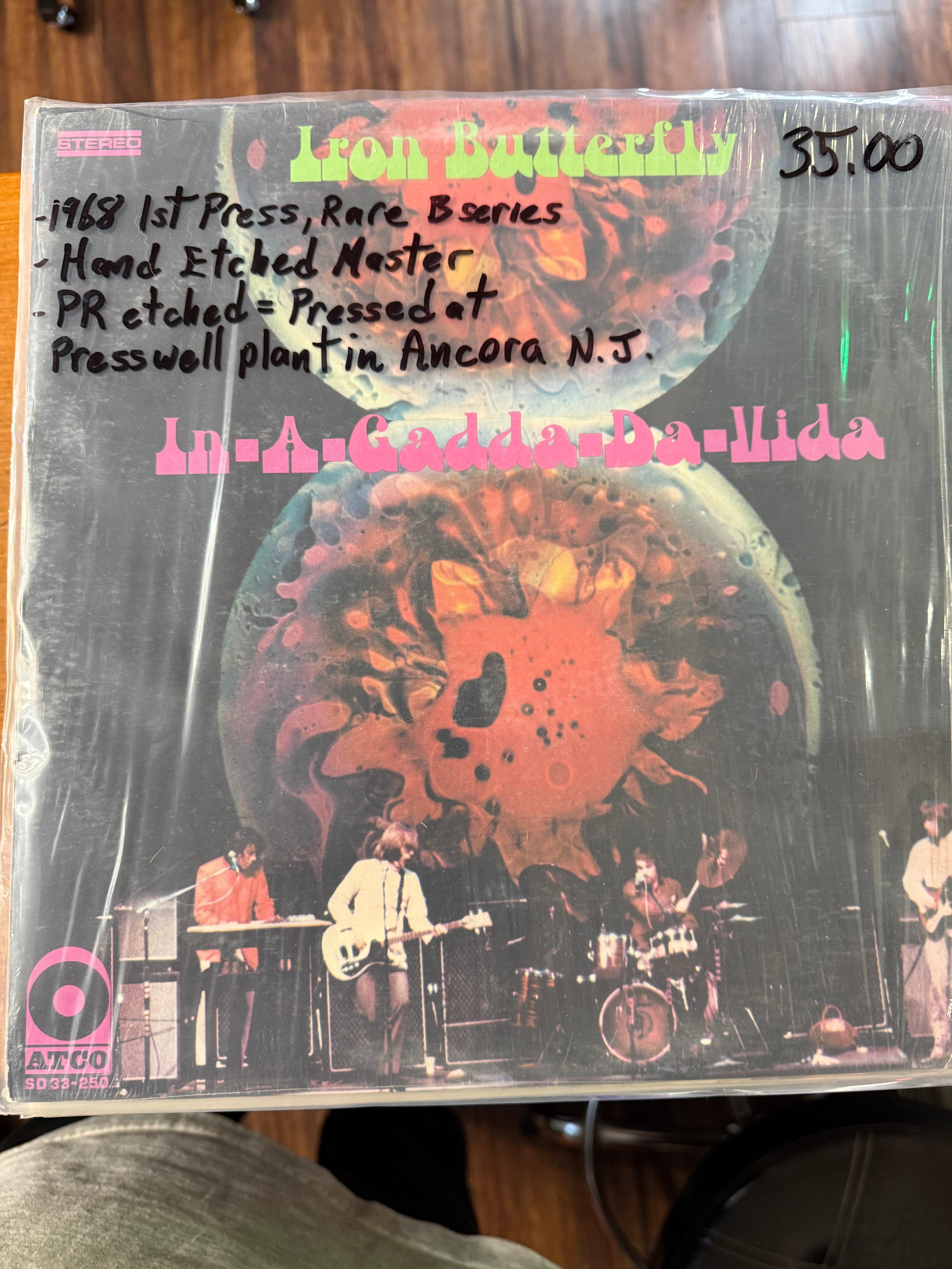 Vintage 1968 first-press vinyl record sleeve for Iron Butterfly In-A-Gadda-Da-Vida on ATCO Records, featuring psychedelic bubble imagery and live band member silhouettes.